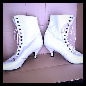 Vintage Poppies White Leather Booties Size 6 1/2